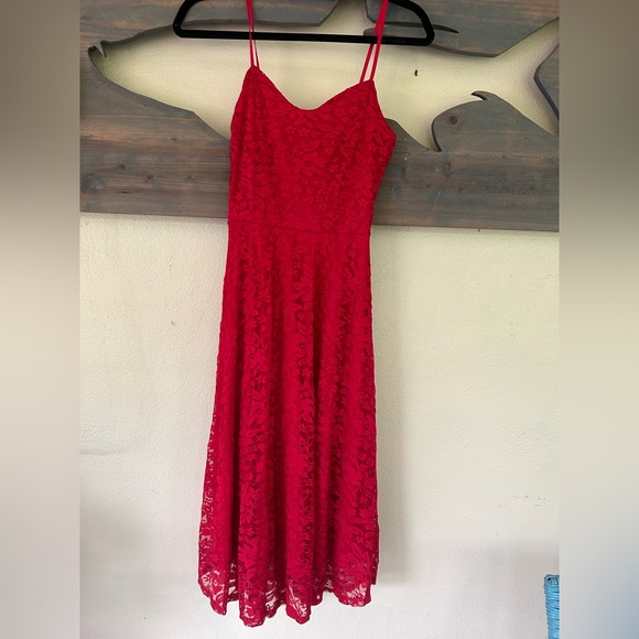 Lulu’s form fitting red lace midi dress - Picture 1 of 3